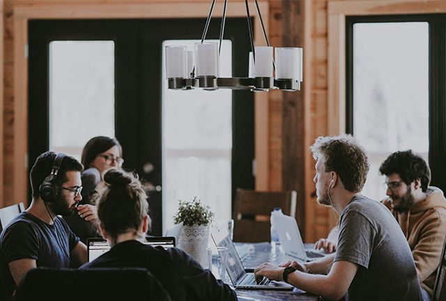 話し合う男性たち